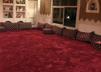 مزرعة بطابع تراثي ومسطحات خضراء