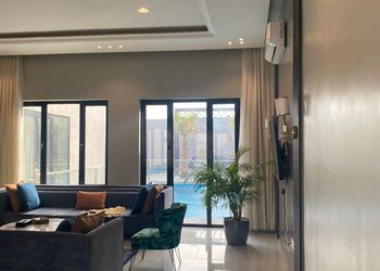 شاليه بجلسة تطل على مسبح خارجي 