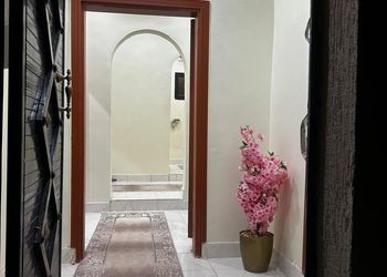 استراحة بمسطح اخضروجلسة خارجية 