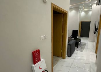 شقة بصالة أنيقة وغرفتين نوم 