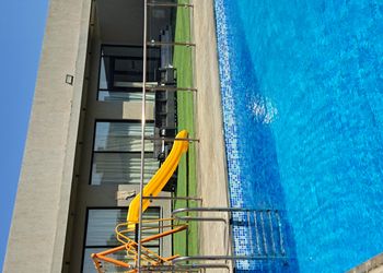 شالية واسع بمسبح وجلسة خارجية 