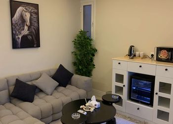 استديو بأثاث مريح وبسيط 