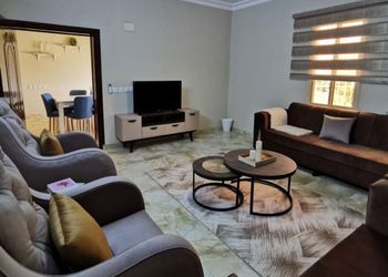فيلا بألعاب أطفال وجلسة خارجية 