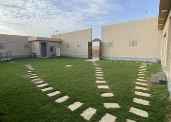 شاليه بجلسة تطل على مسبح خارجي 