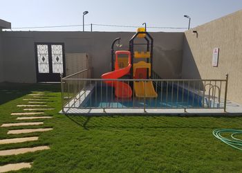 شاليه بمسبح داخلي ومسطح أخضر
