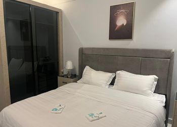 استديو بسرير مريح وأثاث بسيط