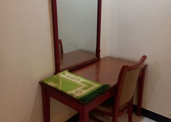 غرفة بأثاث مريح وبسيط 