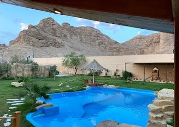 استراحة بألعاب أطفال ومسبح
