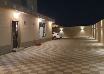 شقة بفناء ومجلس وغرفتي نوم