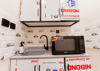 استديو بأثاث مريح وبسيط 