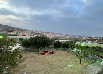 استراحة بجلسة مطلة على المزرعة 