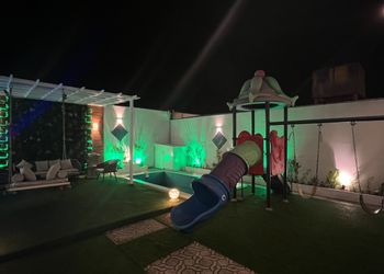 شاليه بصالة مطلة على المسبح