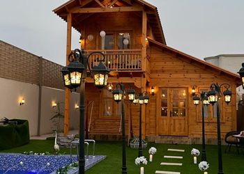 شاليه بمسطح اخضر وجلسة خارجية