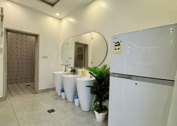 شاليه بجلسة خارجيه وركن شواء