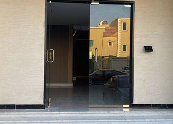 شقة بصالة أنيقة ودخول ذاتي 
