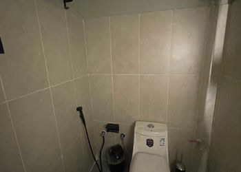 شقة بصالة وغرفة نوم وبأثاث بسيط
