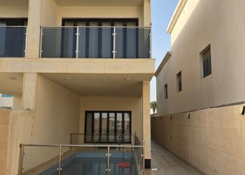فيلا باطلاله على البحر وثلاث غرف نوم