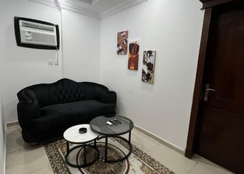 استديو بأثاث مريح وبسيط 