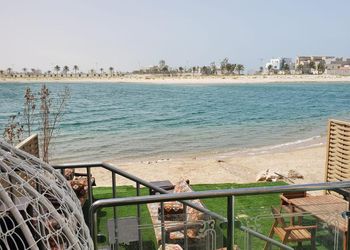 شاليه بجلسات مطلة على البحر 
