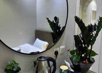 استديو بأثاث مريح وبسيط 
