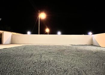 استراحة بمجلس وفناء خارجي 