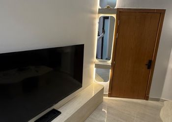 استديو بأثاث مريح وبسيط 