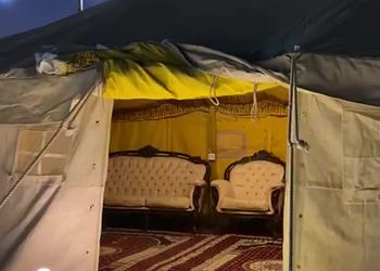 مخيم بألعاب أطفال وبيت شعر 