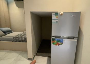استديو بسرير مريح وأثاث بسيط