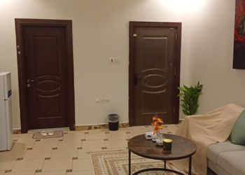 استديو بسرير مفرد وأثاث مريح 