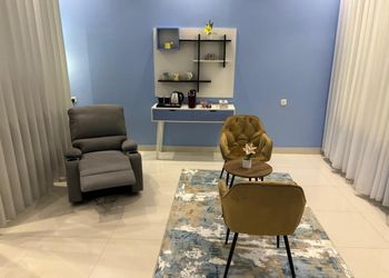 شاليه بجلسة تطل على مسبح خارجي 