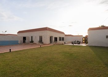 شاليه بمسبح خارجي ومسطح اخضر