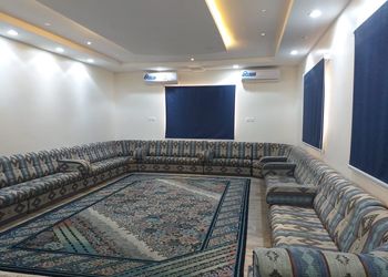 استراحة بمجلس واسع وفناء خارجي