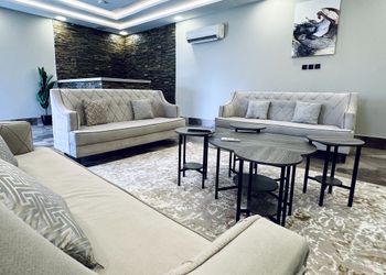 شاليه بمسبح خارجي ومسطح اخضر