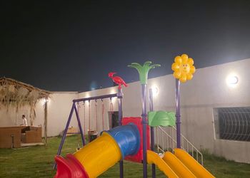 شاليه بألعاب أطفال وجلسة خارجية