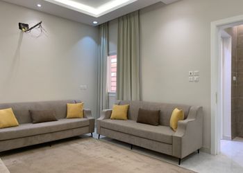 شقة بصالة مريحة وغرفتين نوم 