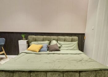 استديو بأثاث مريح وبسيط 