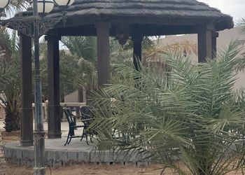 استراحة بمسطح اخضر و مسبح خارجي