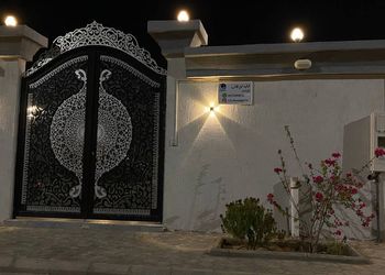 شالية بمجلس مطل على الفناء الخارجي 