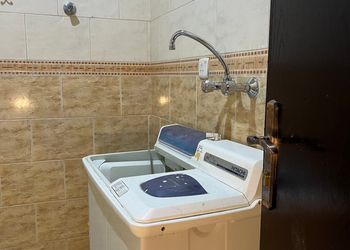 شقة بصالة ومجلس وثلاث غرف نوم