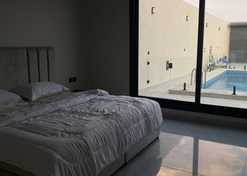شاليه بمسطح اخضر و مسبح
