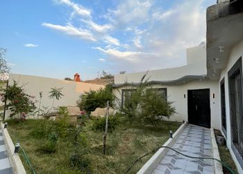 استراحة بصالة جلوس انيقة واطلالة