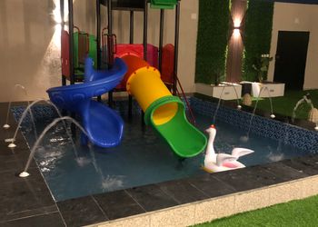 شاليه بجلسة خارجية ومسبح