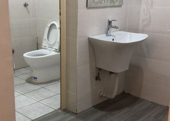 شاليه بجلسة خارجية ومسبح بألعاب 