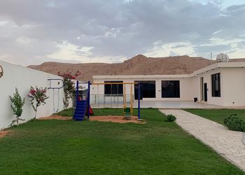 استراحة بمسطح اخضر ومجالس