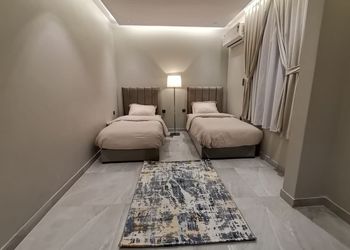 شقة بغرفة معيشة وغرفتين نوم