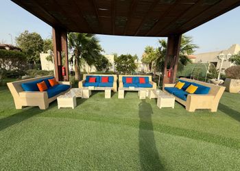 شاليه بمسطح اخضر ومسبح 