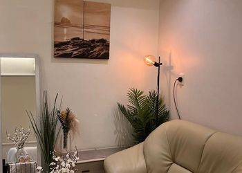 استديو بأثاث مريح وبسيط 