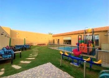 شاليه بمسبح وألعاب مائية 