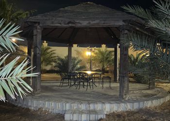 استراحة بمسطح اخضر و مسبح خارجي