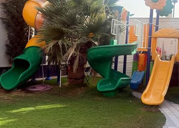 شاليه بمسبح خارجي ومجالس واسعة